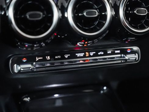 Certified 2021 Mercedes-Benz GLB 250 image 20