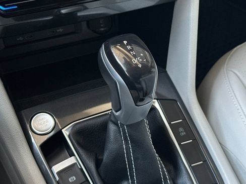 Used 2023 Volkswagen Tiguan SE w/ Panoramic Sunroof Package FWD image 22