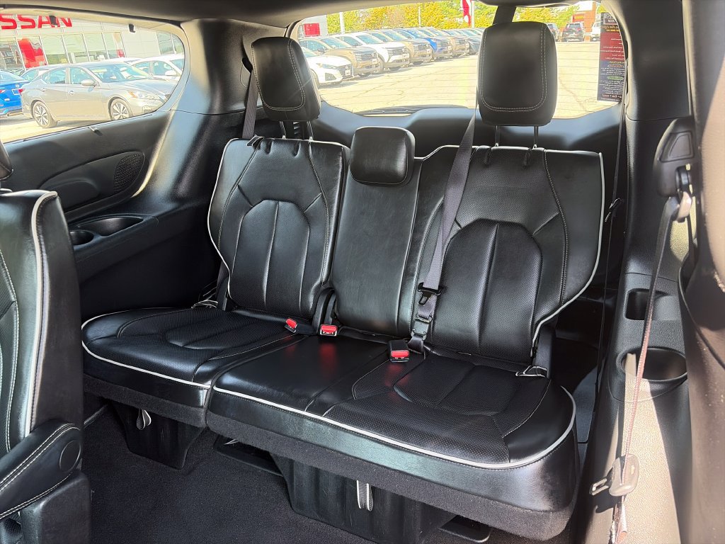 Used 2025 Chrysler Pacifica Limited FWD image 39