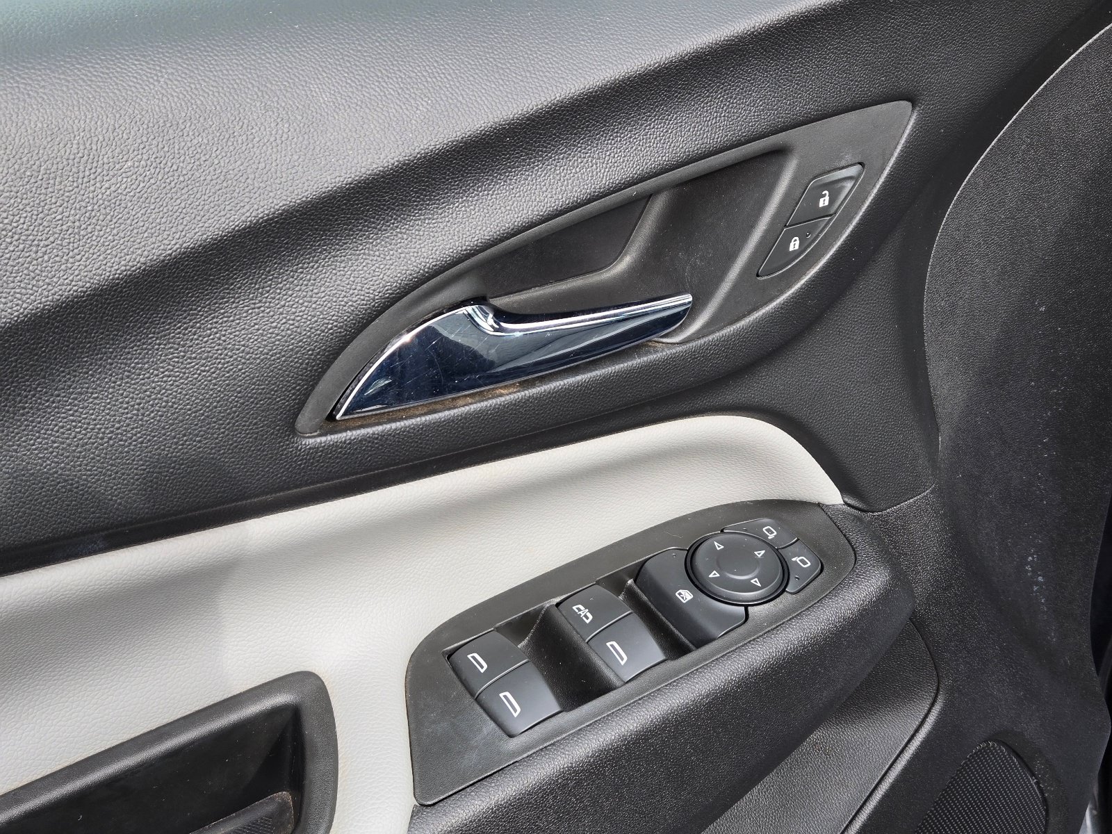 Used 2022 Chevrolet Equinox LS FWD image 14
