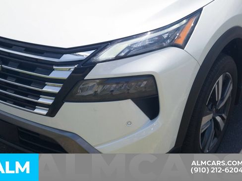 Used 2025 Nissan Rogue SL AWD/4WD image 12