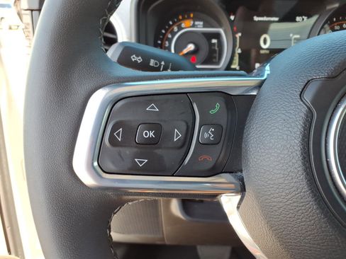 Used 2025 Jeep Wrangler Unlimited Sahara AWD/4WD image 15