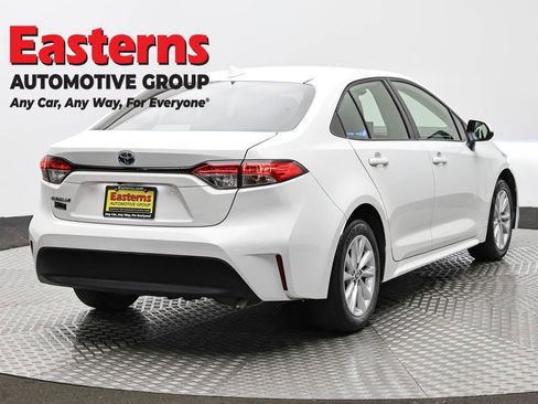 Used 2024 Toyota Corolla LE w/ LE Convenience Package FWD image 5