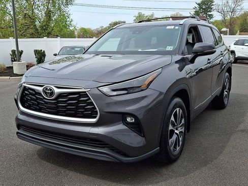 Used 2022 Toyota Highlander XLE image 3