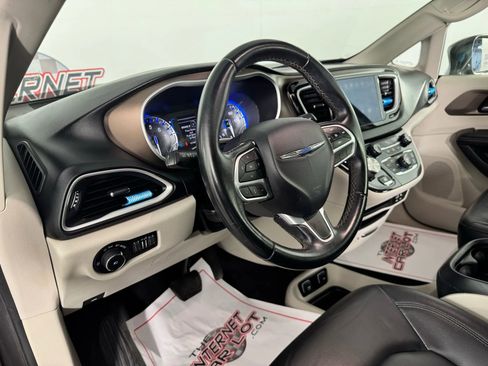 Used 2017 Chrysler Pacifica Touring-L w/ Tire & Wheel Group image 10