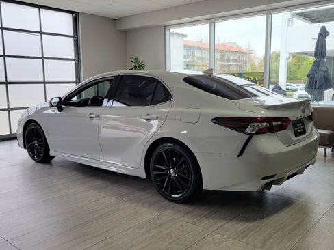 Used 2022 Toyota Camry XSE image 3