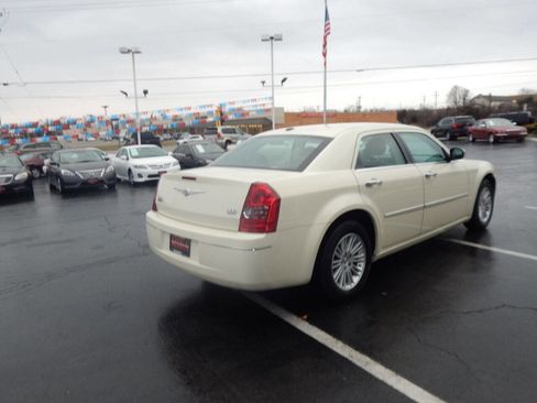 Used 2010 Chrysler 300 Touring image 7