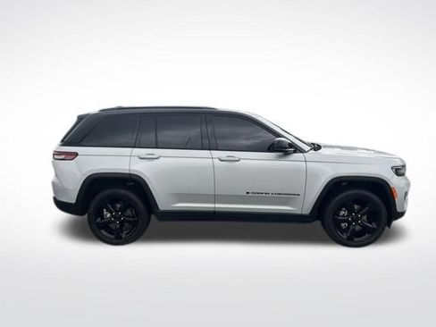 Used 2023 Jeep Grand Cherokee Altitude AWD/4WD image 12