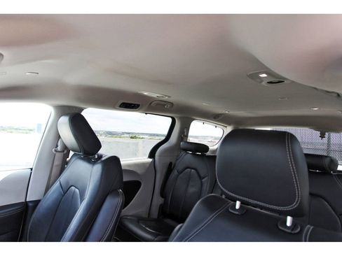 Used 2022 Chrysler Pacifica Touring-L image 27