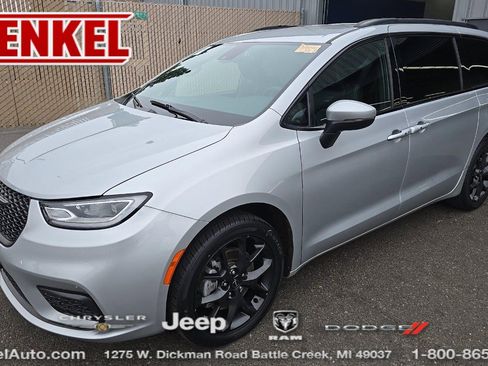Used 2023 Chrysler Pacifica Touring-L w/ S Appearance Package AWD/4WD image 1