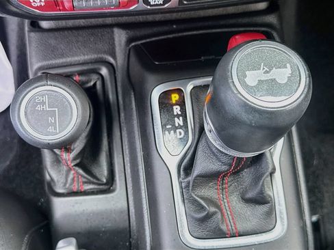 Used 2021 Jeep Wrangler Unlimited Rubicon w/ Dual Top Group AWD/4WD image 17