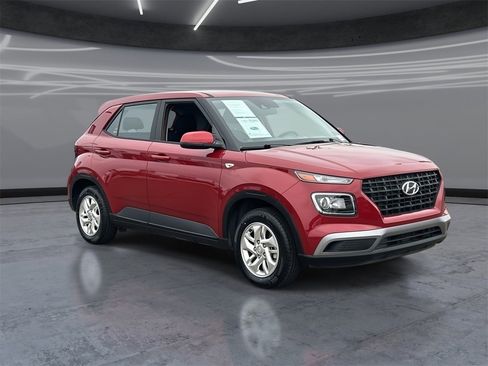 Used 2022 Hyundai Venue SE image 2