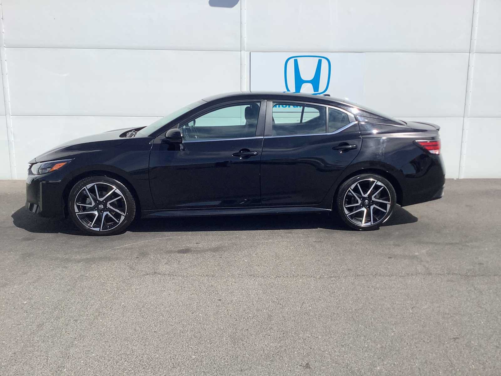 Used 2025 Nissan Sentra SR FWD image 2