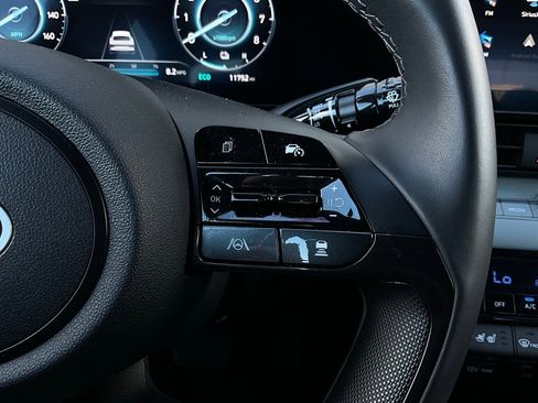 Used 2025 Hyundai Elantra Limited image 39