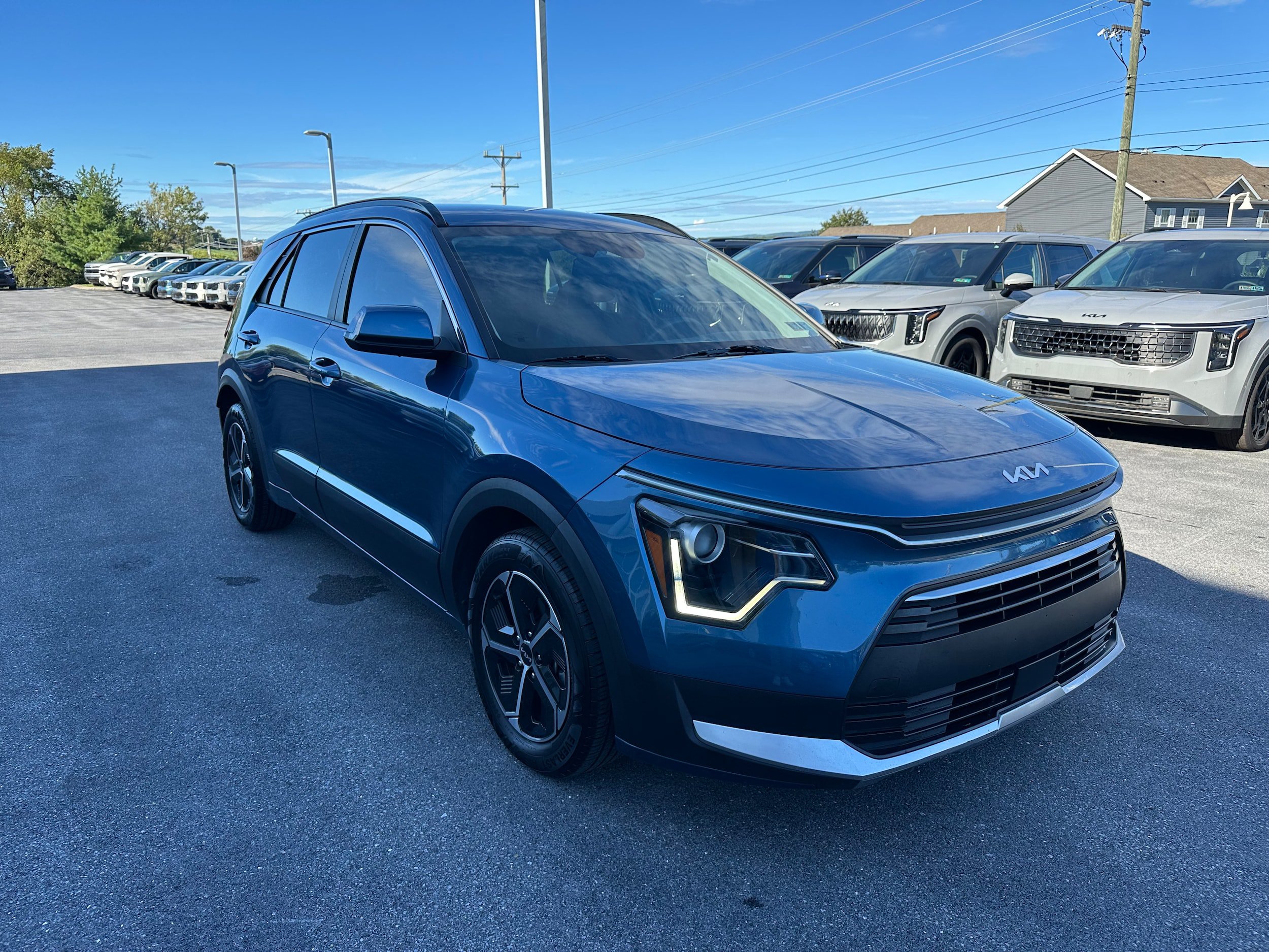 Used 2023 Kia Niro EX w/ EX Cold Weather Package FWD image 3