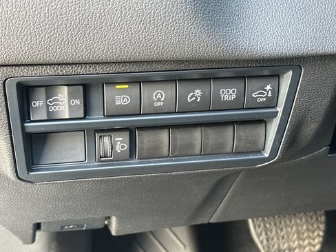 Used 2025 Toyota Tundra Limited AWD/4WD image 17