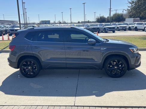 Certified 2023 Volkswagen Taos SE image 11