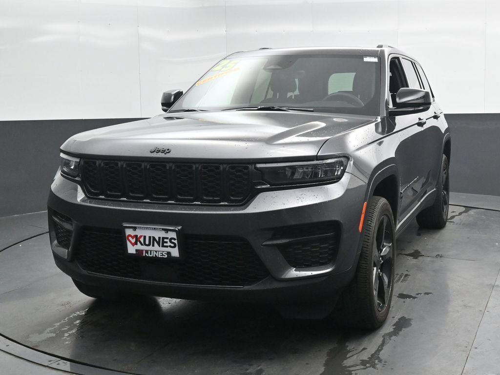 Used 2025 Jeep Grand Cherokee Altitude AWD/4WD image 7