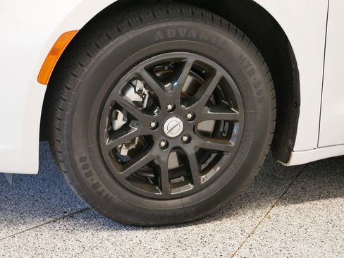 Used 2024 Chrysler Pacifica Touring-L image 50