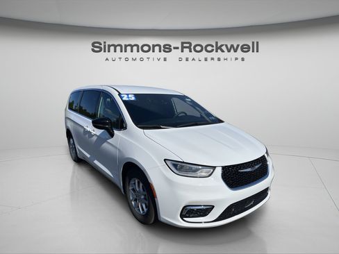 Used 2025 Chrysler Pacifica Select FWD image 7
