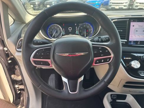 Used 2023 Chrysler Pacifica Touring-L FWD image 16