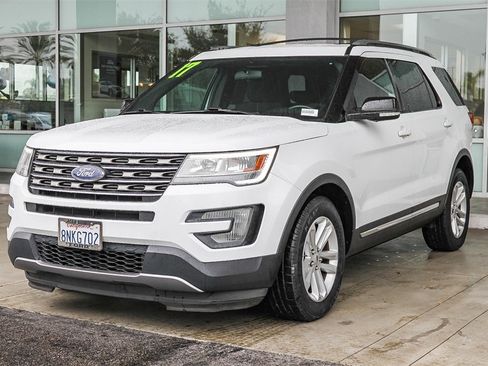 Used 2017 Ford Explorer XLT image 3