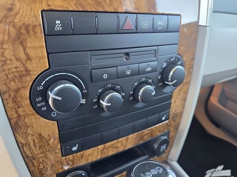 Used 2010 Jeep Grand Cherokee Limited w/ Mopar Chrome Edition Group image 20