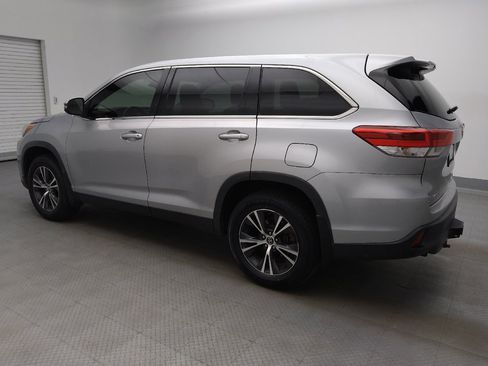 Used 2019 Toyota Highlander LE AWD/4WD image 3