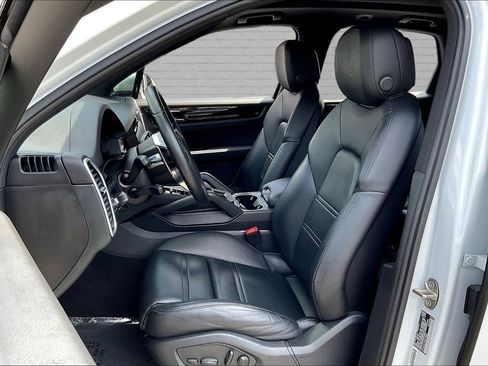 Used 2023 Porsche Cayenne w/ Premium Package AWD/4WD image 20