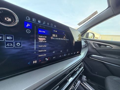 Used 2025 Chevrolet Traverse LT image 21