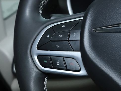 Used 2023 Chrysler Pacifica Touring-L image 22