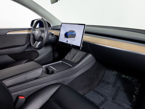 Used 2024 Tesla Model Y Long Range image 25