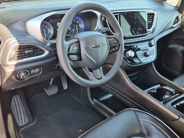 Used 2025 Chrysler Pacifica Limited FWD image 10