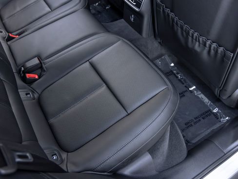Certified 2025 Porsche Macan AWD/4WD image 48