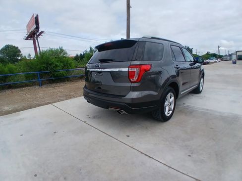Used 2018 Ford Explorer XLT FWD image 5