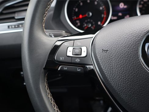 Certified 2021 Volkswagen Tiguan SE w/ Panoramic Sunroof Package image 17