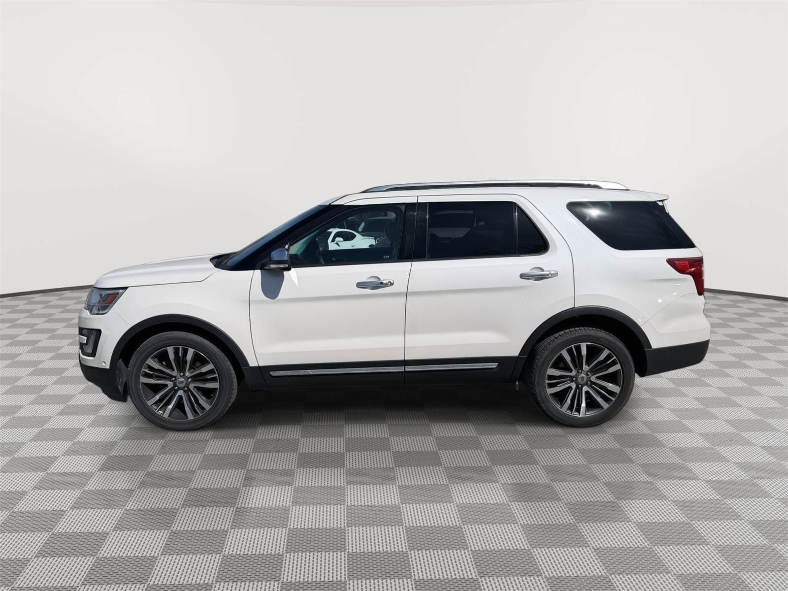 Used 2017 Ford Explorer Platinum AWD/4WD image 2