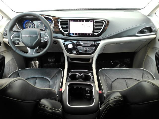 Used 2023 Chrysler Pacifica Limited FWD image 2