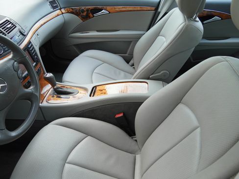 Used 2008 Mercedes-Benz E 350 4MATIC Sedan image 11
