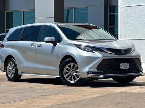 Used 2022 Toyota Sienna XLE FWD image 2