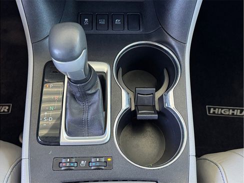 Used 2017 Toyota Highlander Limited image 12