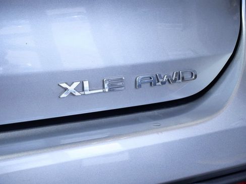 Used 2020 Toyota Highlander XLE AWD/4WD image 9