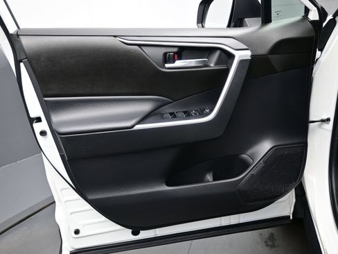 Used 2022 Toyota RAV4 XLE AWD/4WD image 9