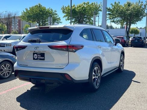 Used 2024 Toyota Highlander XLE AWD/4WD image 9