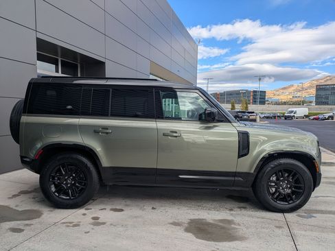 Used 2023 Land Rover Defender 110 X-Dynamic SE image 5