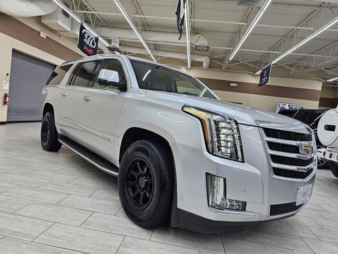 Used 2015 Cadillac Escalade ESV Luxury AWD/4WD image 4