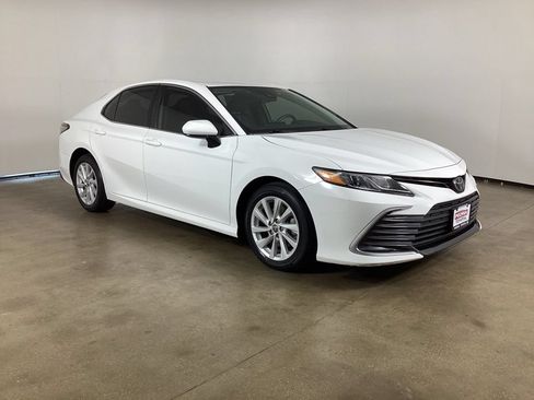 Used 2022 Toyota Camry LE FWD image 5