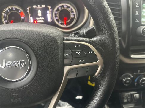 Used 2016 Jeep Cherokee Sport image 26