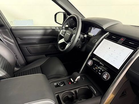Used 2025 Land Rover Discovery Metropolitan Edition AWD/4WD image 35