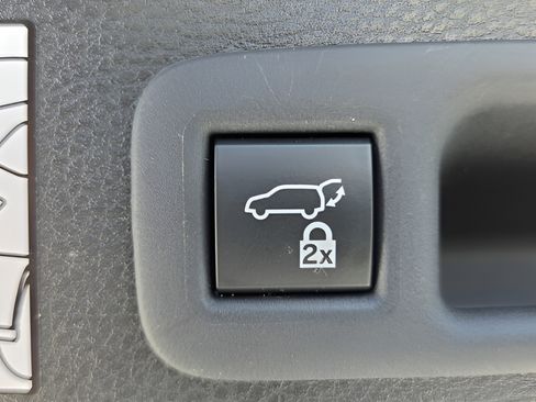 Used 2023 Toyota Sienna XLE w/ XLE Plus Package FWD image 13